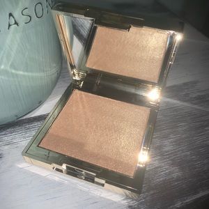 Jouer Face and Body Highlighter in “Molten Glow”